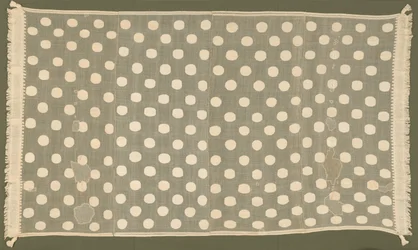 Textiles péruviens : Manteau ou tenture, pagne, turban, chapeau rembourré, bande avec des glands