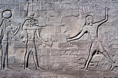 Pharaon frappant ses ennemis, Temple de Khnum, périodes ptolémaïque et romaine