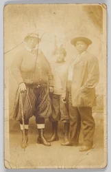 Carte postale photographique de trois femmes non identifiées, 1904-1918