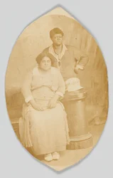 Carte postale photographique de deux femmes non identifiées, 1918-1930