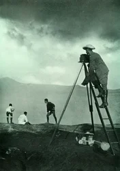 Photographiant au bord des cratères, Aso-San, 1910