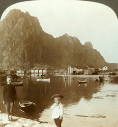 Svolvaer Pittoresque, une station de pêche du grand nord, Îles Lofoten, Norvège, vers 1905