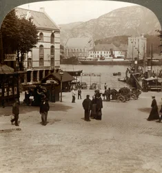 Ancienne forteresse pittoresque Bergenhus, depuis une place dans la ville moderne, Bergen, Norvège, 1905