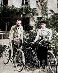 Pierre et Marie Curie, physiciens français, se préparant à faire du vélo