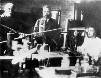 Pierre et Marie Curie, scientifiques français, au travail dans le laboratoire