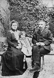 Pierre et Marie Curie, scientifiques français, avec leur fille Irène, 1904