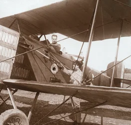 Pilote dans un biplan, vers 1914-1918