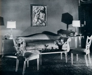 Mobilier en plexiglas dans un intérieur des années 1940, 1941