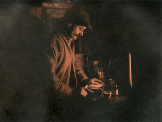 Ponting développant une plaque dans la chambre noire, vers 1910-1913