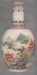 Bouteille en porcelaine dans le style Ku Yueh Hsuan. Période Chien Long, 1736-1796, 1928
