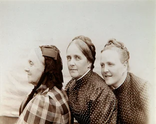 Portrait de trois femmes, Russie, 1890s