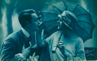 Carte postale de couple romantique vintage, en bleu