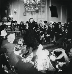 Présentation de la collection de printemps du créateur de mode français Jacques Fath, Paris, mars 1944