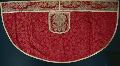 Chape rouge de prêtre, orfroi et capuche, fin des années 1500 - début des années 1600