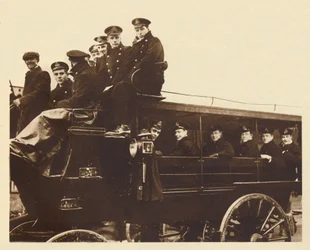 Le prince Albert arrive à Devonport pour embarquer sur le croiseur Cumberland, 1913, 1937