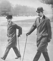 Le prince Edward marchant avec M. HP Hansell, son tuteur, à Auteuil, France