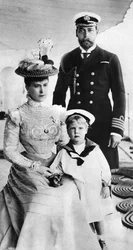 Le prince George et sa femme Mary avec leur fils Edward, HMS Crescent, fin du 19e-début du 20e siècle