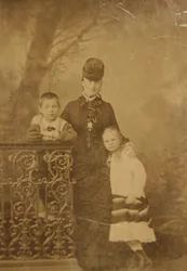 Princesse Ekaterina Mikhailovna Yurievskaya avec les enfants Georgy et Olga, fin des années 1870-début des années 1880