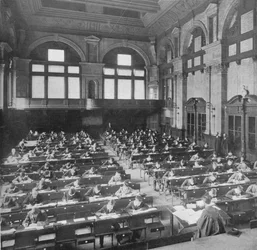 Élèves passant un examen à la City of London School, c1903