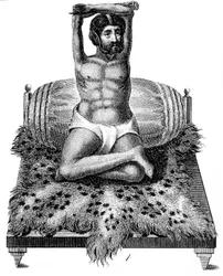 Purana Puri, philosophe hindou, levant les bras au-dessus de sa tête