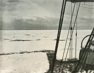 Poussant à travers les glaces épaisses dans la mer de Ross, vers 1908, 1909