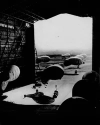 Mettre des ballons de barrage dans un hangar