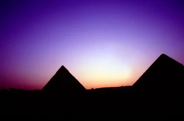 Pyramides de Gizeh, Égypte, au coucher du soleil, vers 26ème siècle av. J.-C.