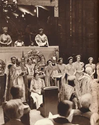 La reine Elizabeth regarde son mari être couronné le jour de son couronnement, 1937