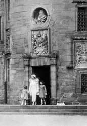 La reine Elizabeth avec les princesses Elizabeth et Margaret Rose, château de Glamis, Écosse, 1937