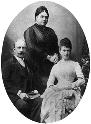 La reine Mary et ses parents, le duc et la duchesse de Teck, vers 1890-1900