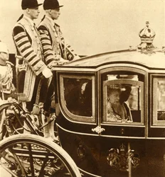 La reine Mary, dans son carrosse de verre, accompagnée de la reine Maud de Norvège, 1937