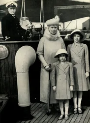 La reine Mary avec ses petites-filles, années 1930, 1951