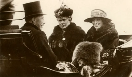 La Reine Mary avec la Princesse Royale et le Vicomte Lascelles, 1923