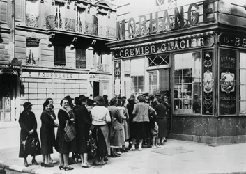 File de femmes devant une crémerie, Paris occupé par les Allemands, 28 juin 1940