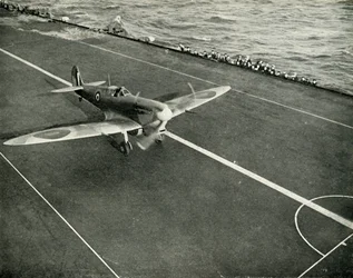 Un Spitfire de la RAF sur le pont d