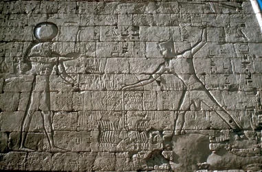 Ramsès III frappant ses ennemis devant Amon-Rê, Temple funéraire, Médinet Habou, Égypte, vers 12ème siècle av. J.-C.