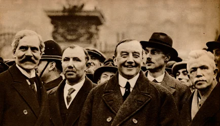 Ramsay Macdonald, premier Premier ministre travailliste britannique, quittant le palais de Buckingham après avoir été invité