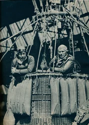 Prêt à tester des instruments pour tenter de battre le record de hauteur du monde en 1935, vers 1937