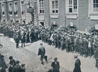 Recrues attendant devant le dépôt de recrutement central de Londres, 1914