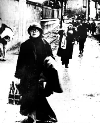 Réfugiés quittant une ville de Normandie, France, Seconde Guerre mondiale, 1940-1944