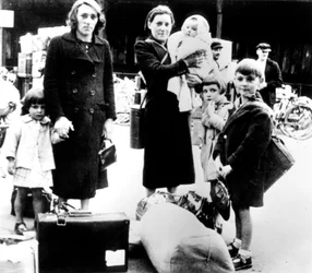 Réfugiés avec leurs biens, Paris occupé par les Allemands, juillet 1940