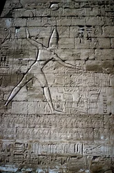 Relief de Ramsès III frappant des ennemis, Temple funéraire de Ramsès III, Medinat Habu, vers 1200 av. J.-C.