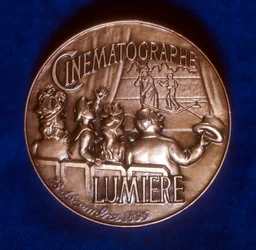 Revers de la médaille commémorant 50 ans de cinématographie par les frères Lumière, 1945