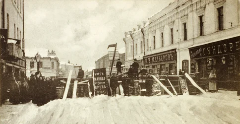 Barricades révolutionnaires sur la rue Seleznevskaya, Moscou, Russie, pendant le soulèvement de 1905