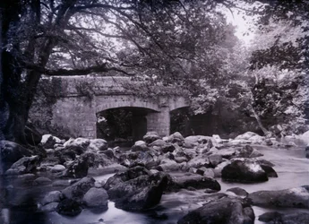 Rivière et pont près de Plymouth dans le Devon, 1920