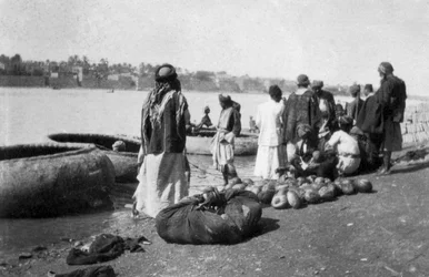Bateau fluvial chargé de melons, rivière Tigre, Bagdad, Irak, 1917-1919
