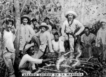 Rôtissage de cochon dans la jungle, Cuba, vers 1910