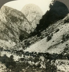 Jordalsnut rocheux 3620 pieds depuis le bord de la route rempli de charrettes de touristes, Norvège, vers 1905