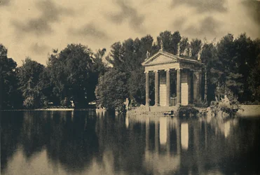 Rome - Villa Borghese Umberto I. - Petit temple dans le jardin-lac, 1910