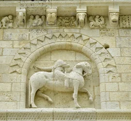 Art roman : détail de la façade représentant Hugues de Surgères et Geoffroy de Vendôme ou l